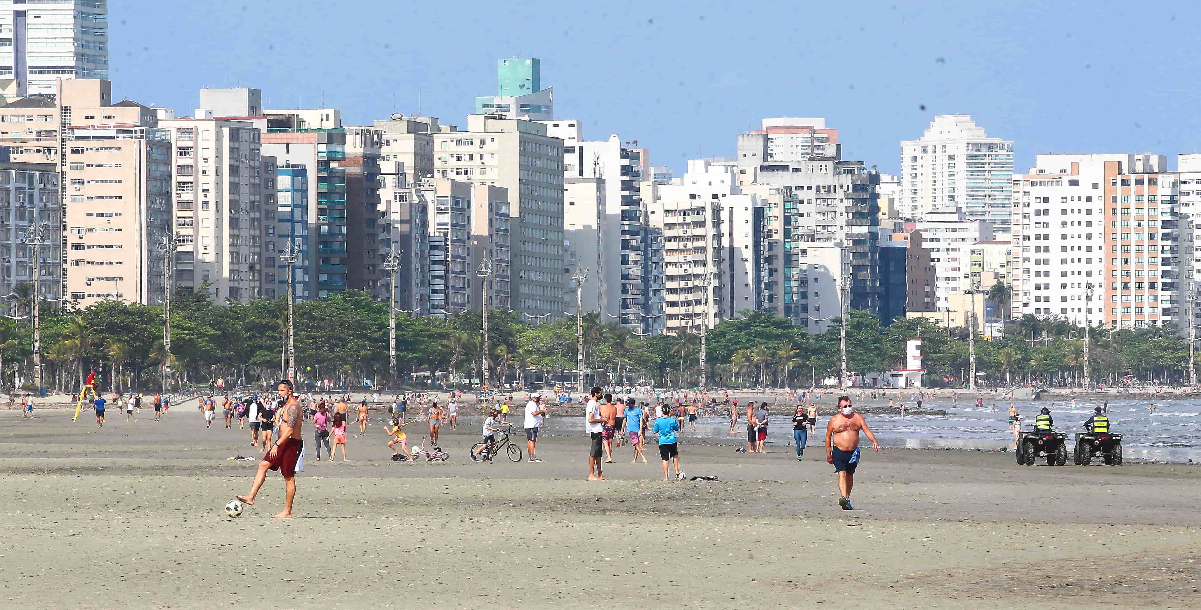 Praia de Santos teve movimento moderado neste domingo (9)