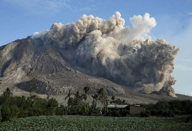 Vulcão Sinabong entrou em erupção na Indonésia 