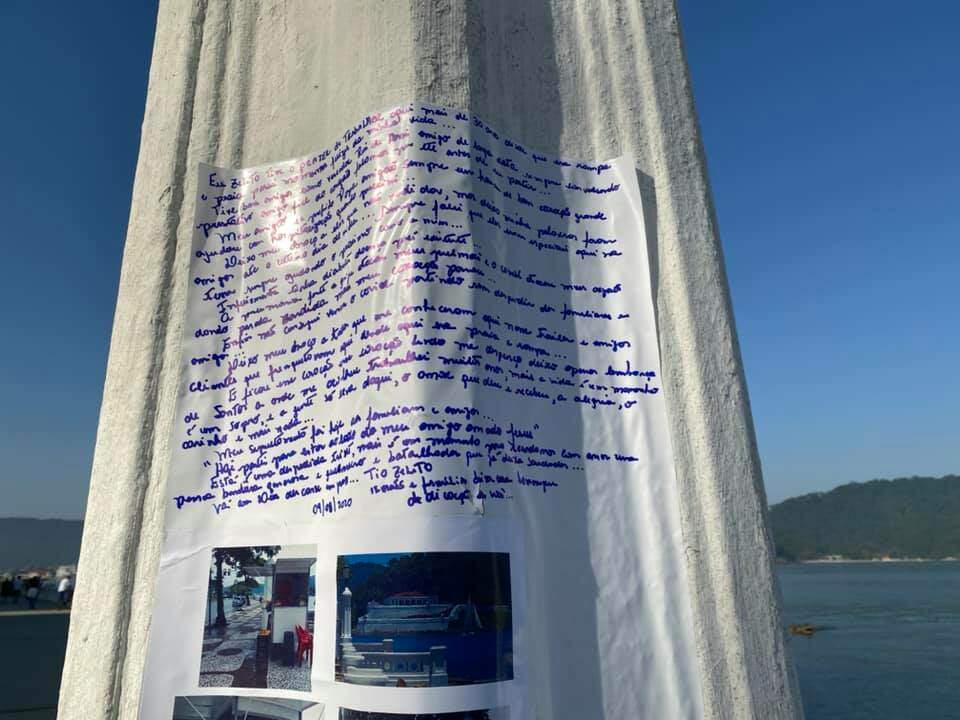 Cartaz escrito à mão conta história de Zelito e tem despedida de seus parentes e amigos 