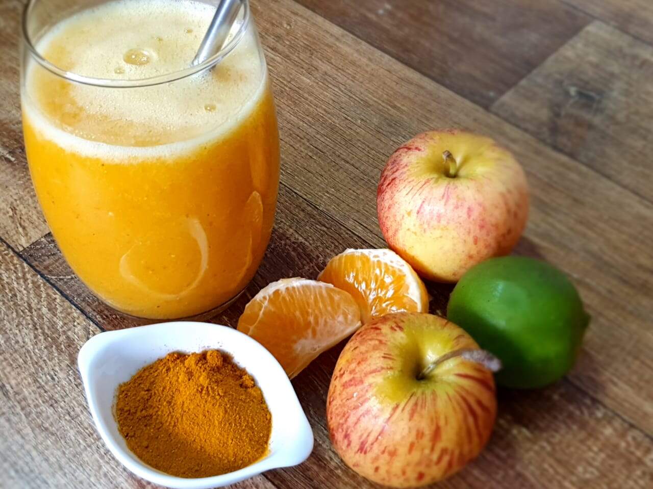 Suco da imunidade, frutas cítricas, maçã, cúrcuma e mel