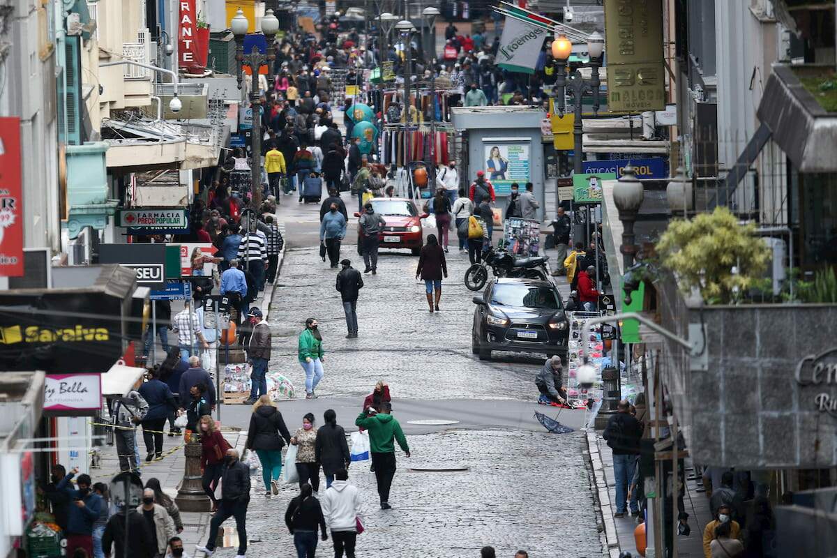 Movimentação nas ruas do centro na cidade de Porto Alegre nesta sexta-feira