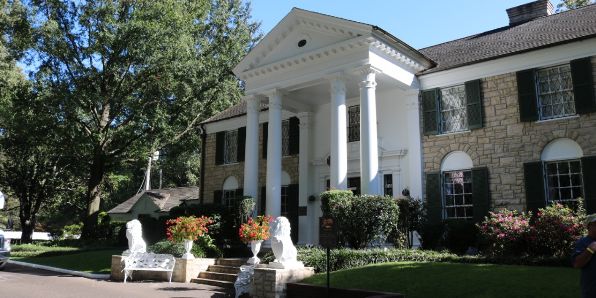 Com a fama, Elvis comprou a mansão Graceland, seu eterno refúgio, hoje um enorme complexo sobre ele