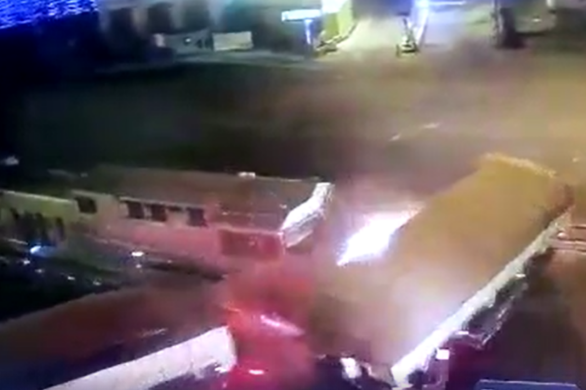 Carreta foi arrastada após colidir com trem no Porto de Santos 