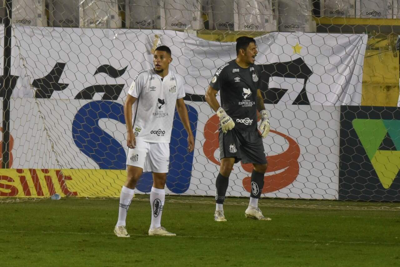 Alex e João Paulo durante o jogo do Santos 
