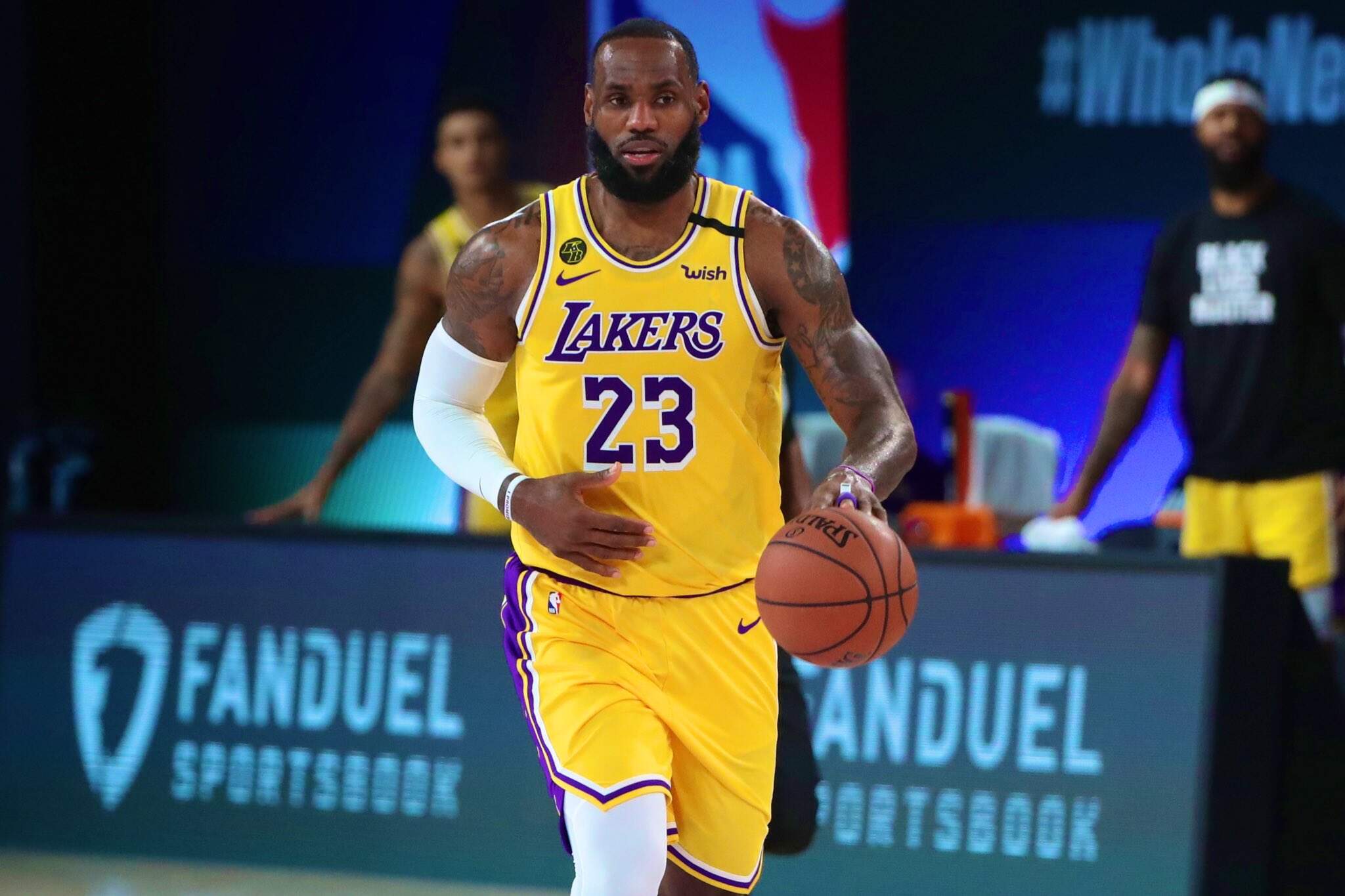 LeBron James foi o destaque dos Lakers, mas não evitou a derrota