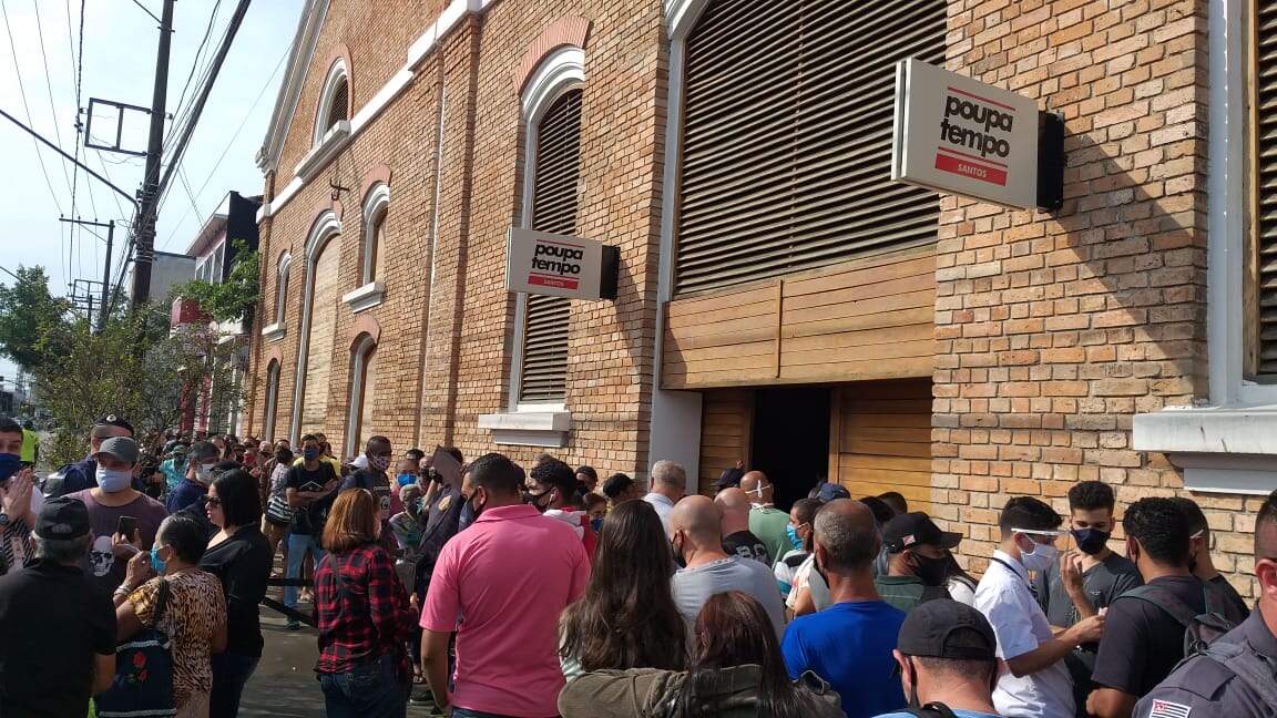 Pessoas se aglomeraram na porta de entrada do Poupatempo nesta quarta-feira 