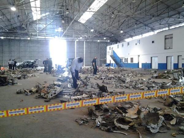 Fotos inéditas mostram destroços de avião em que estava Eduardo Campos e que caiu em Santos