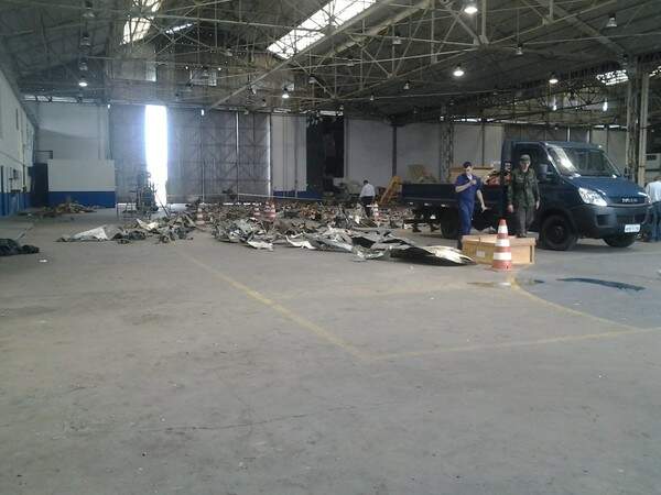 LEquipes fizeram perícia em peças do avião que caiu com Eduardo Campos, na base aérea de Santos 