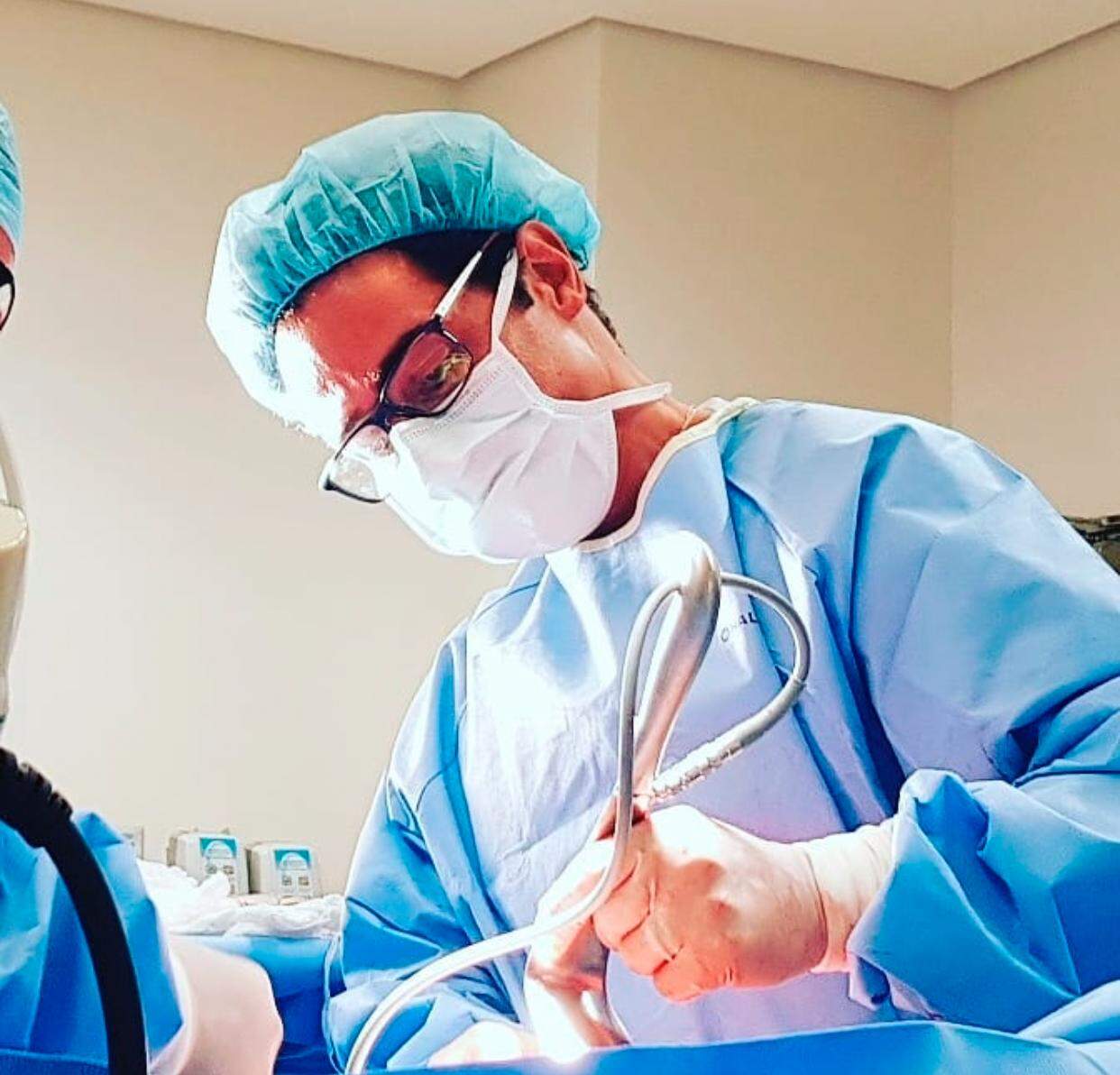 Cirurgião plástico Eduardo Fakiani alerta para riscos de procedimentos estéticos