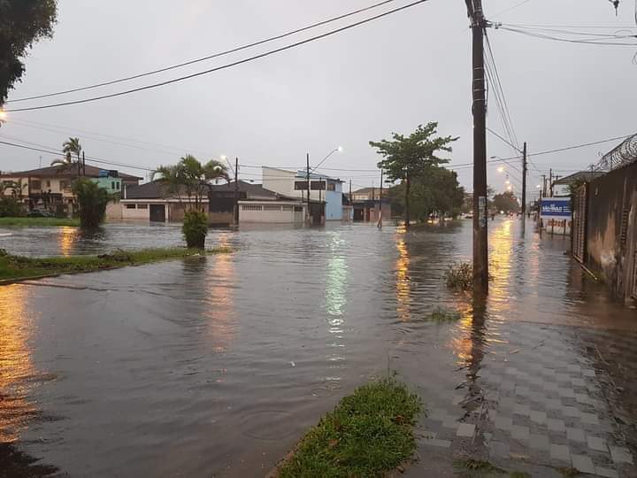 Rua Frei Gaspar, na Cidade Náutica, debaixo d'água na manhã desta sexta-feira 