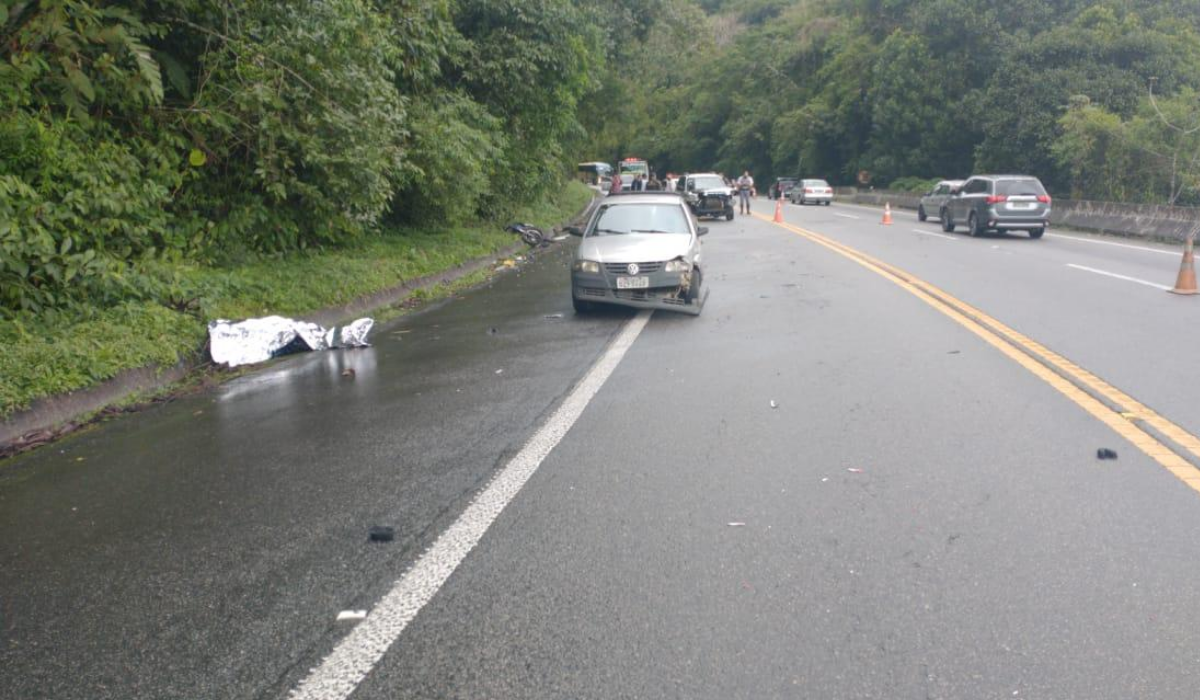 Motociclista morreu no acidente, e motoristas não tiveram ferimentos 
