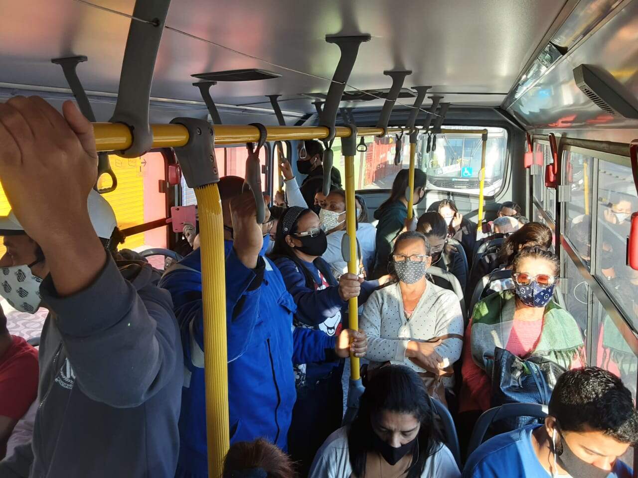 Usuários de linha de ônibus entre Guarujá e Bertioga reclamam de abandono