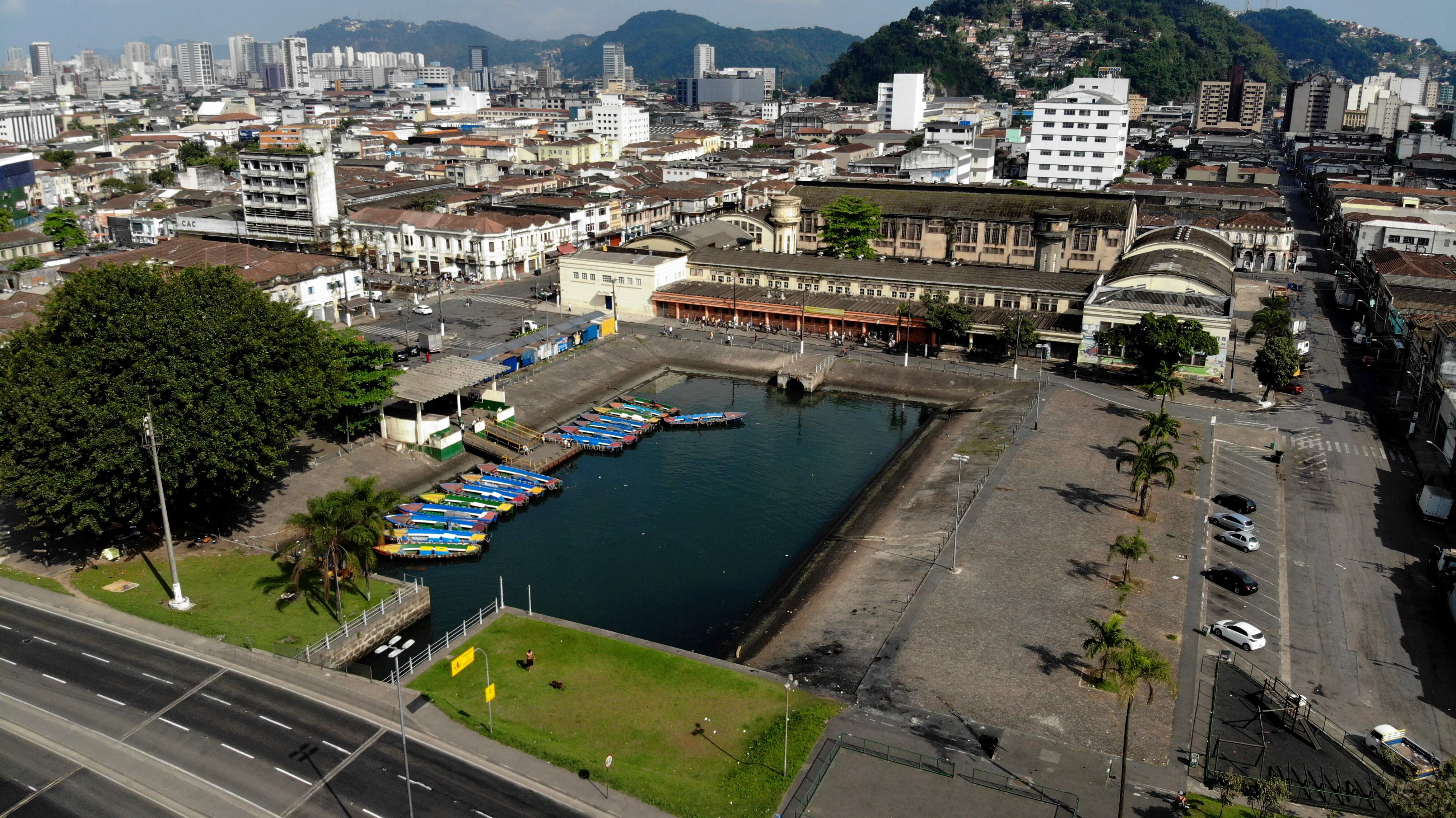 Bacia do Mercado, com as catraias de passageiros para Vicente de Carvalho, integra o complexo da Vila Nova. 
