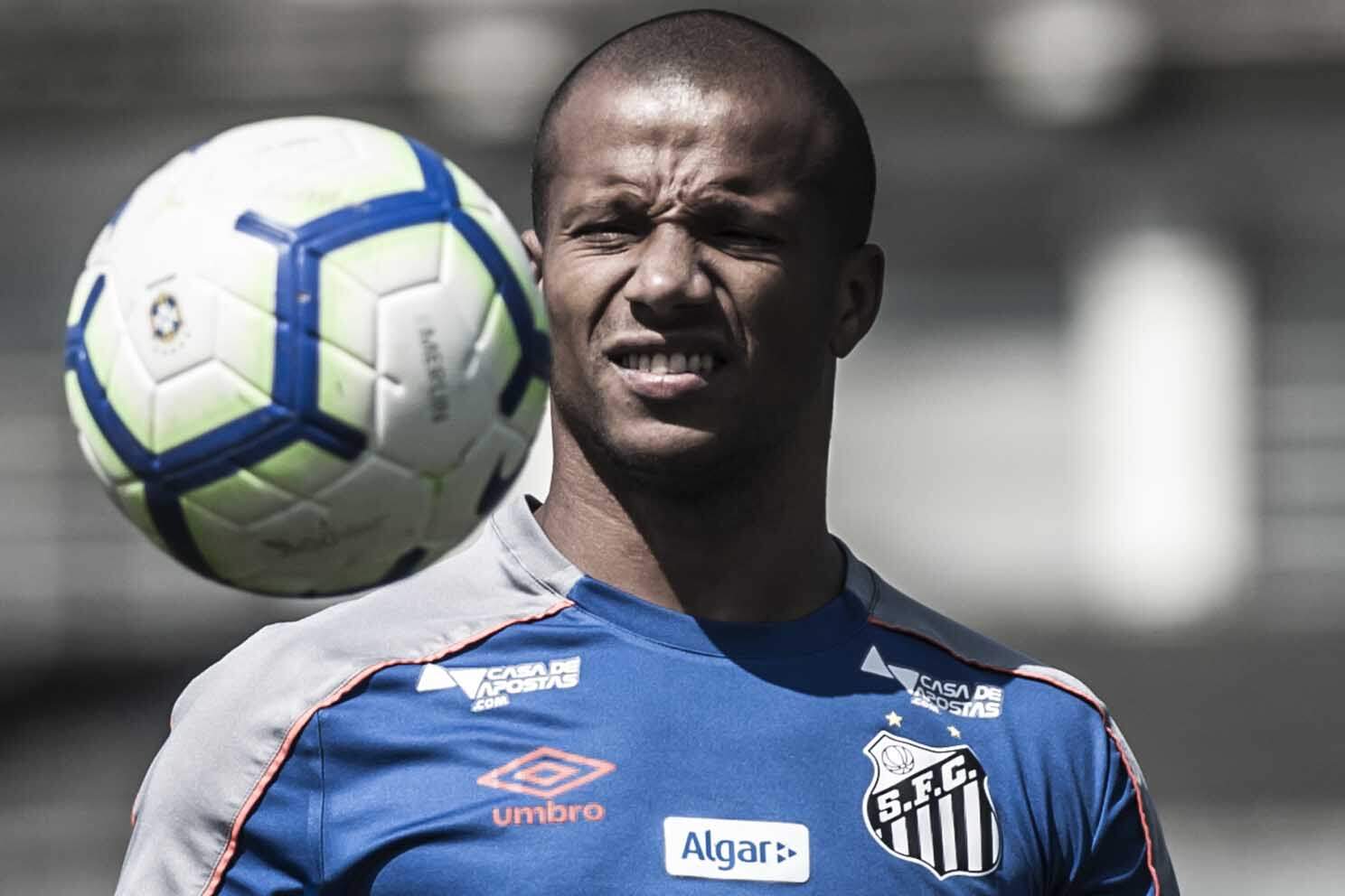 Carlos Sánchez precisa recuperar o grande futebol do ano passado para ajudar o Santos