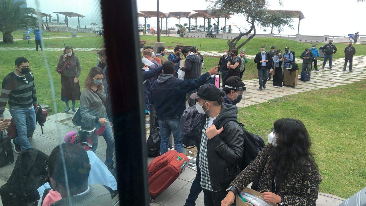 Grupo de brasleiros no aguardo do voo em Lima de retorno ao País 