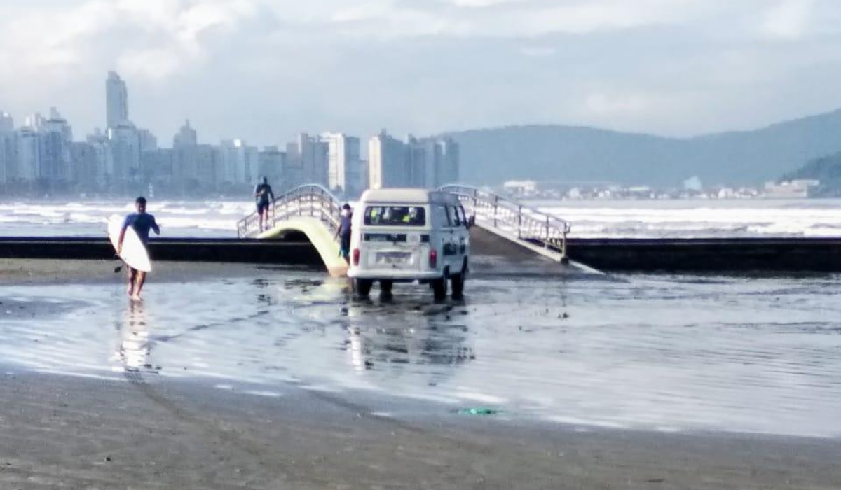 Veículo da prefeitura foi visto na beira do mar, na praia 