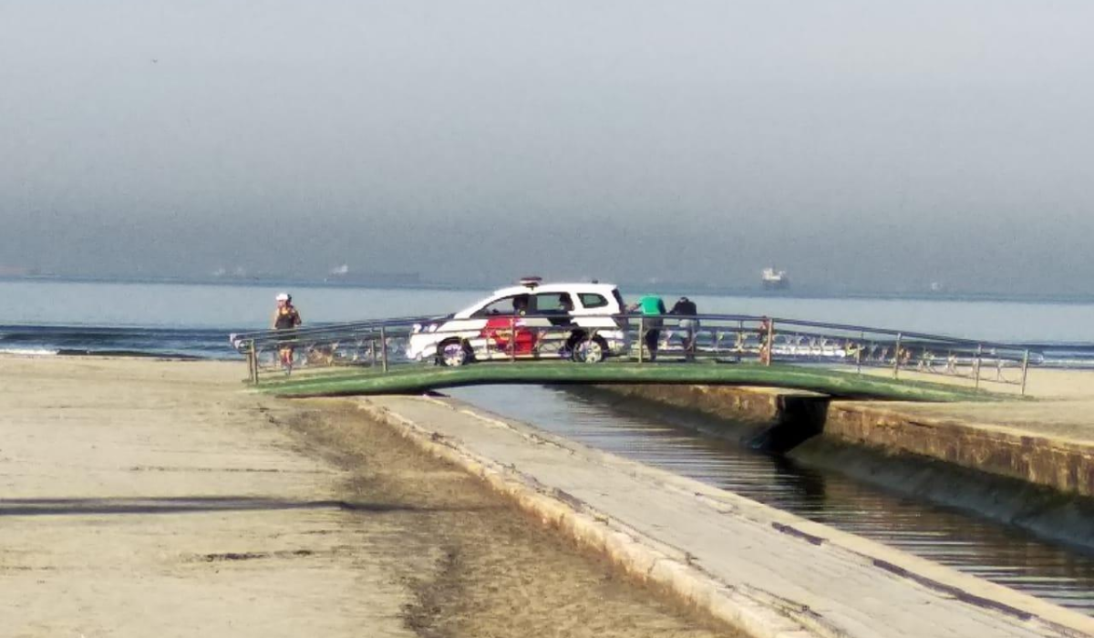 Viatura da Polícia Militar foi vista sobre ponte, na praia 