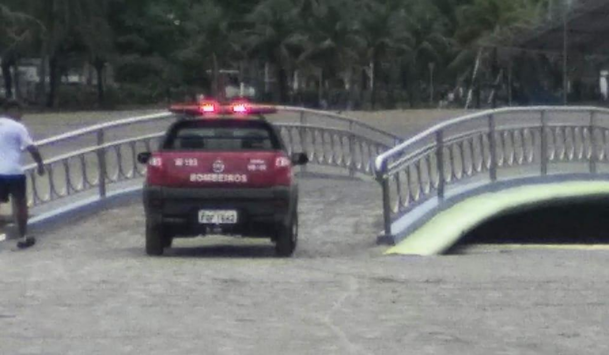 Carro dos Bombeiros é flagrado em ponte sobre canal, na faixa de areia 
