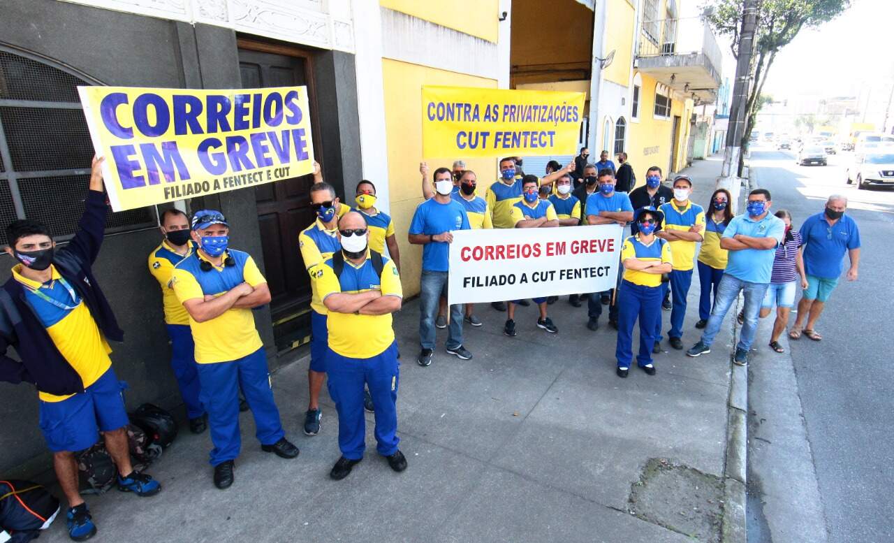 Em greve, funcionários dos correios protestaram em Santos