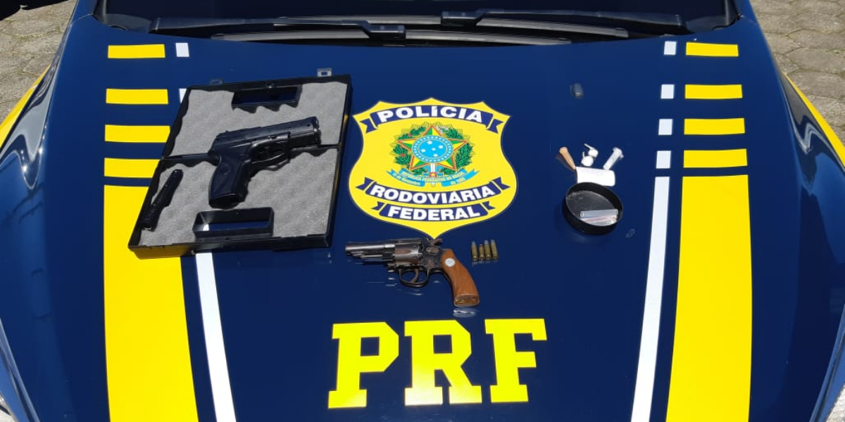 Arma, simulacro e cocaína apreendidos pela PRF