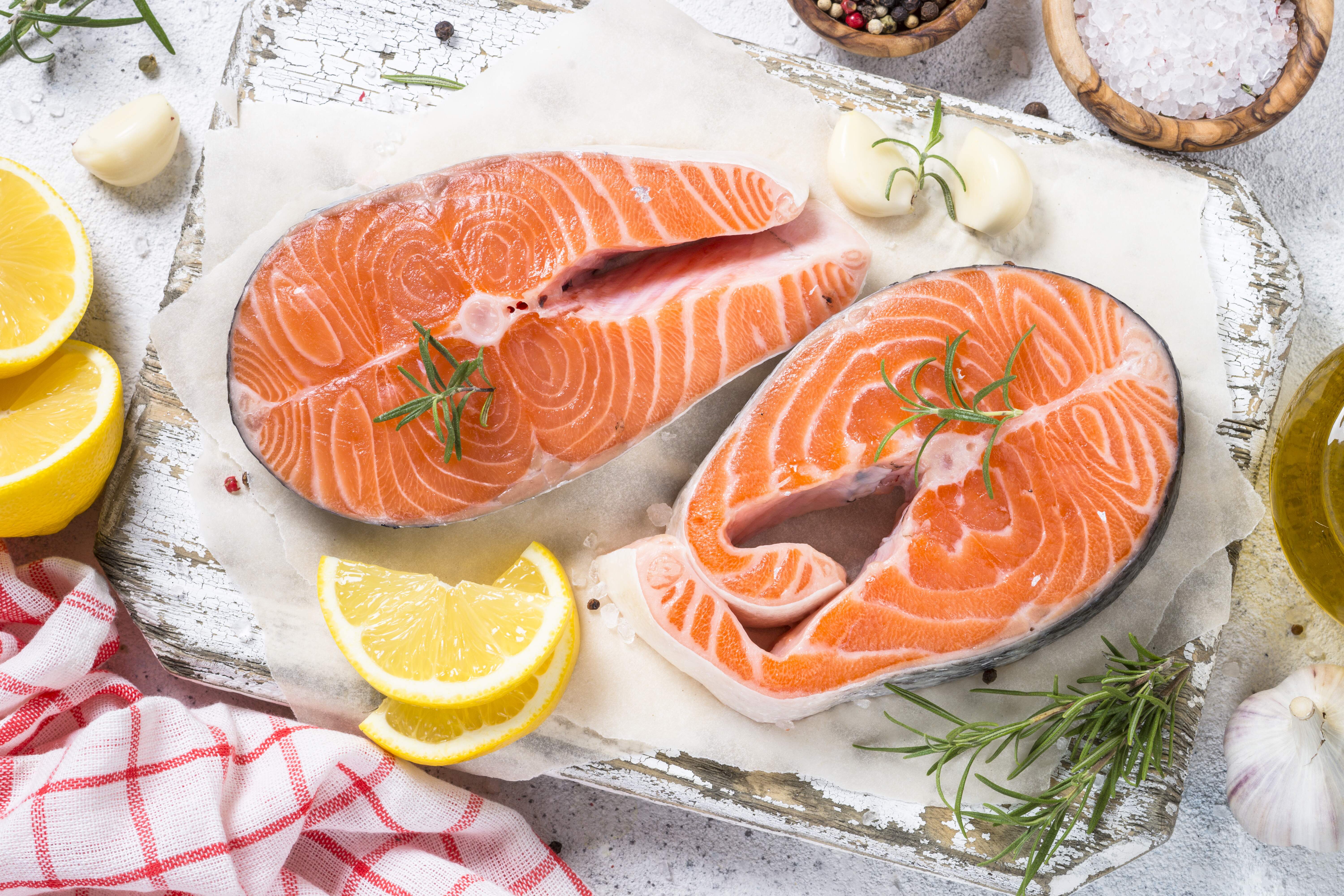 O salmão ajuda a prevenir a calvície (Foto:Adobe Stock)