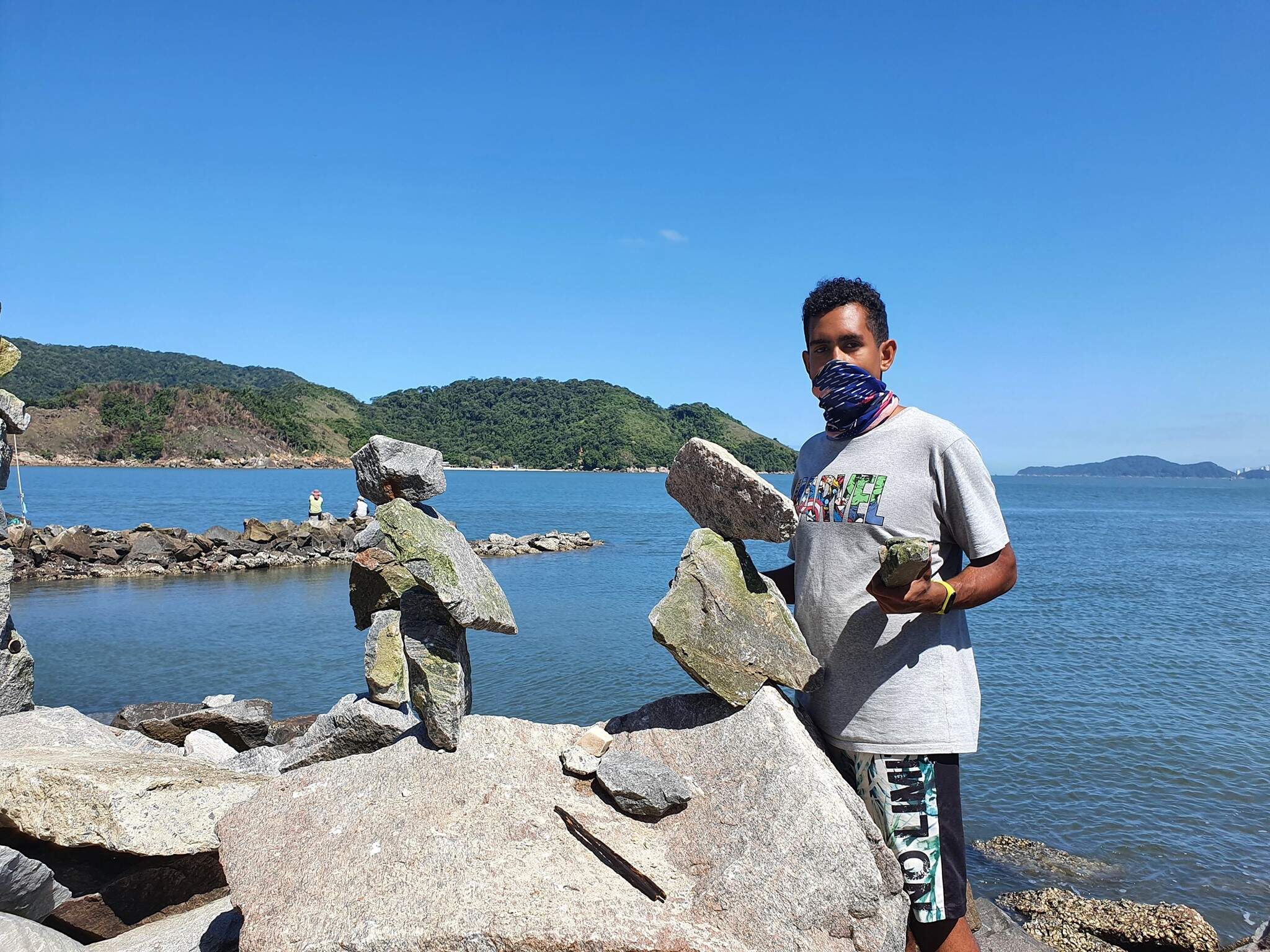 Felipe Oliveira Nascimento é autor de esculturas de pedra que têm intrigado moradores de Santos na Ponta da Praia 