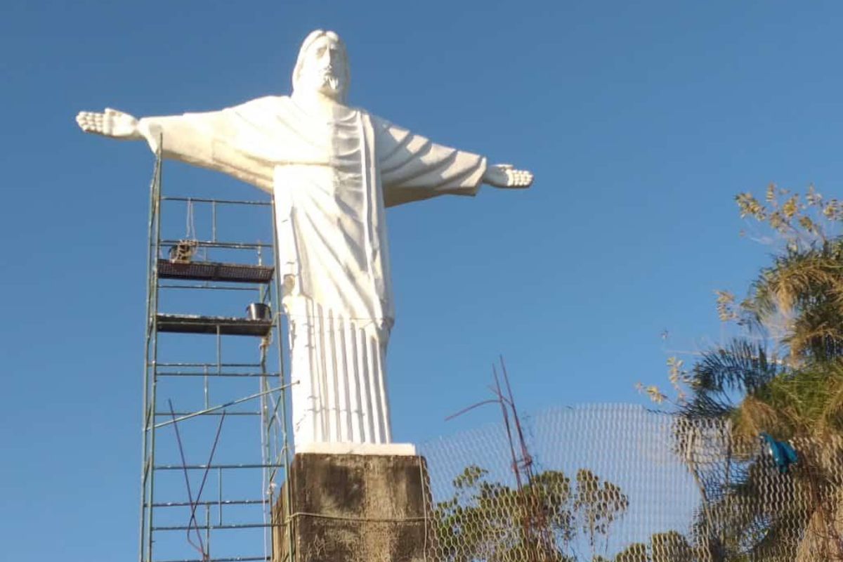 Moradores se unem para restaurar estátua de Cristo em Peruíbe