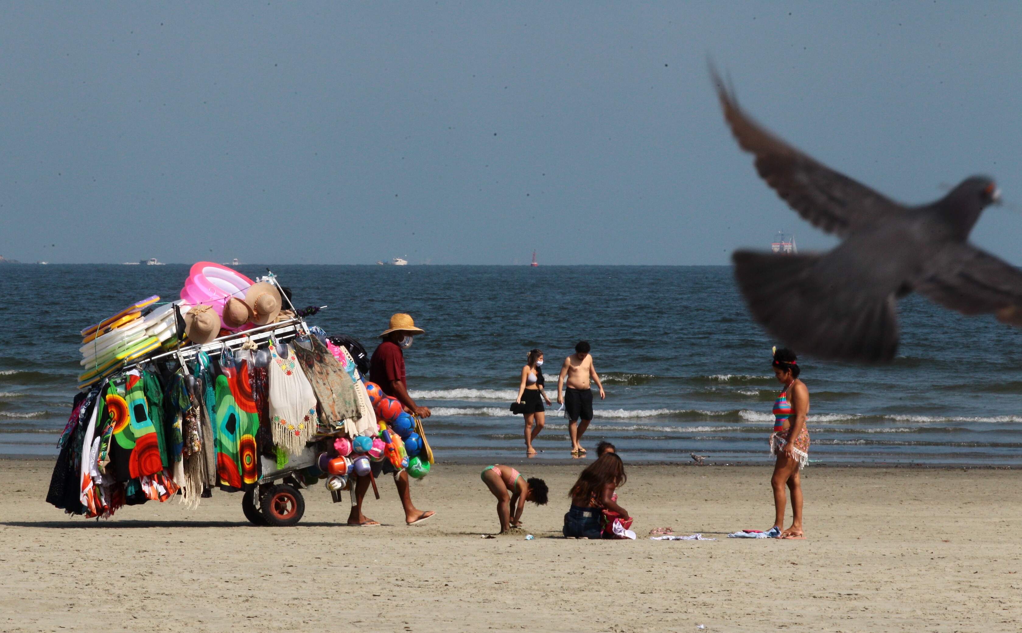 Ambulantes acreditam que movimento começará a melhorar com turistas voltando às praias de Santos
