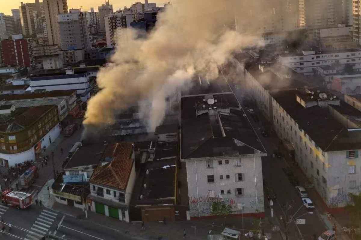 Um incêndio atingiu duas lojas na avenida Vicente de Carvalho, em Praia Grande