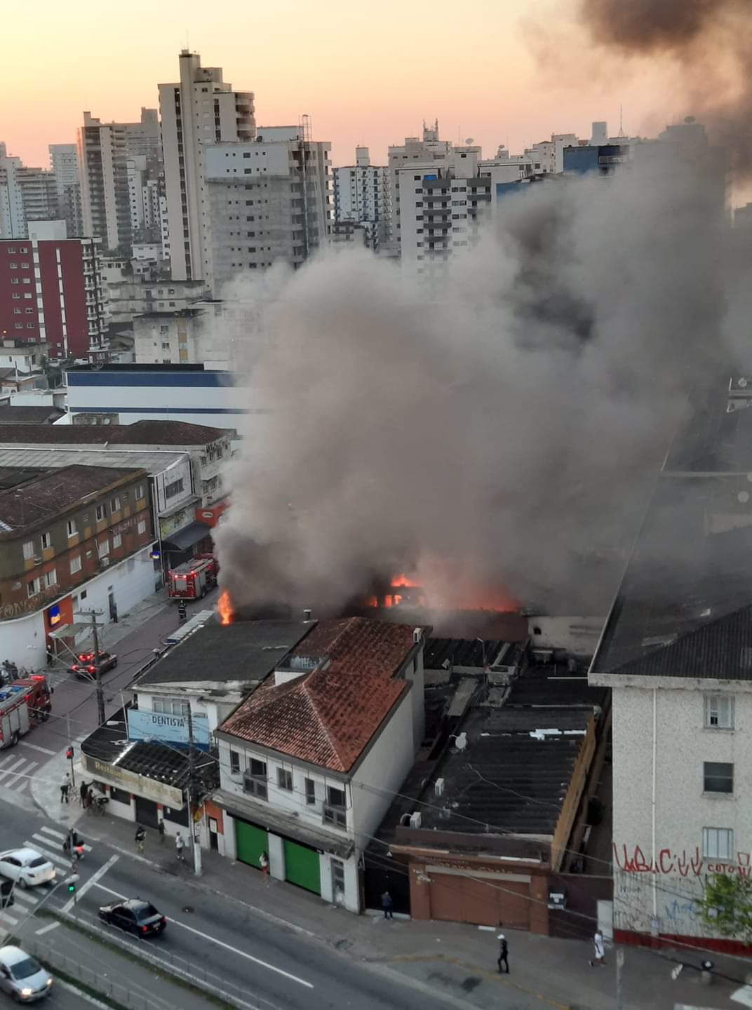 Incêndio em lojas na avenida Vicente de Carvalho em Praia Grande 
