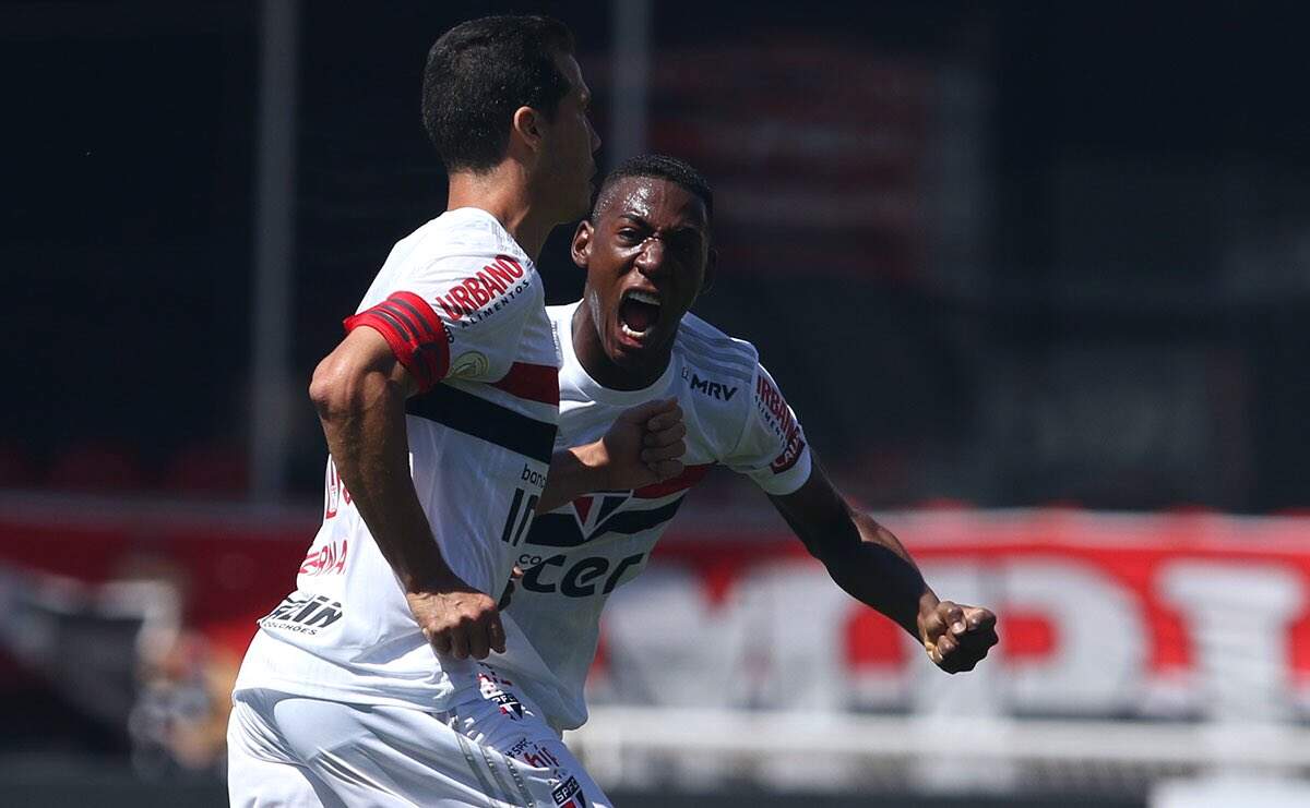 Com gol no fim, São Paulo bate o Corinthians no Morumbi e assume vice-liderança
