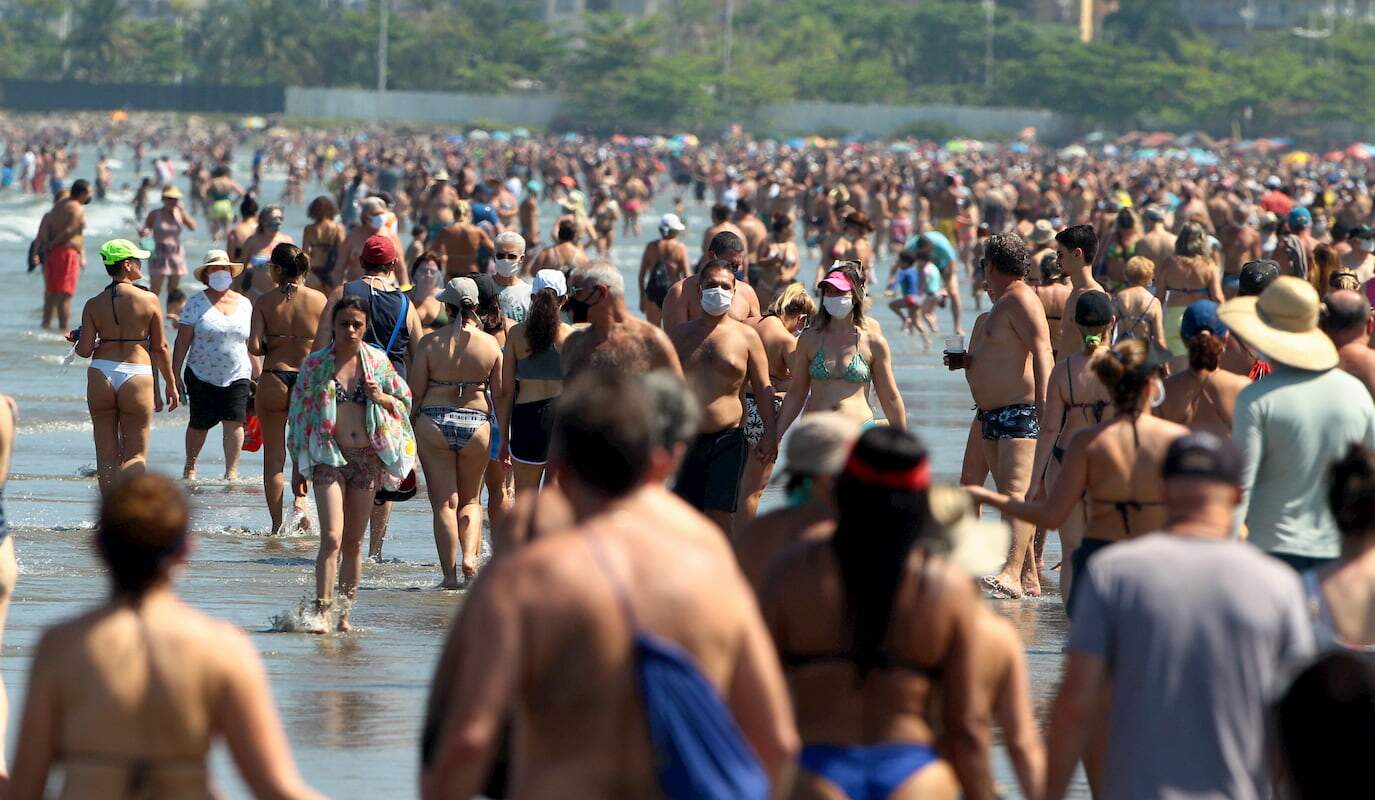 Domingo de praia lotada em Santos, na altura do Canal 3