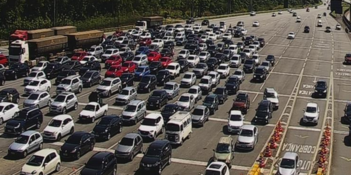 Mais de 200 mil veículos desceram para a Baixada Santista neste fim de semana