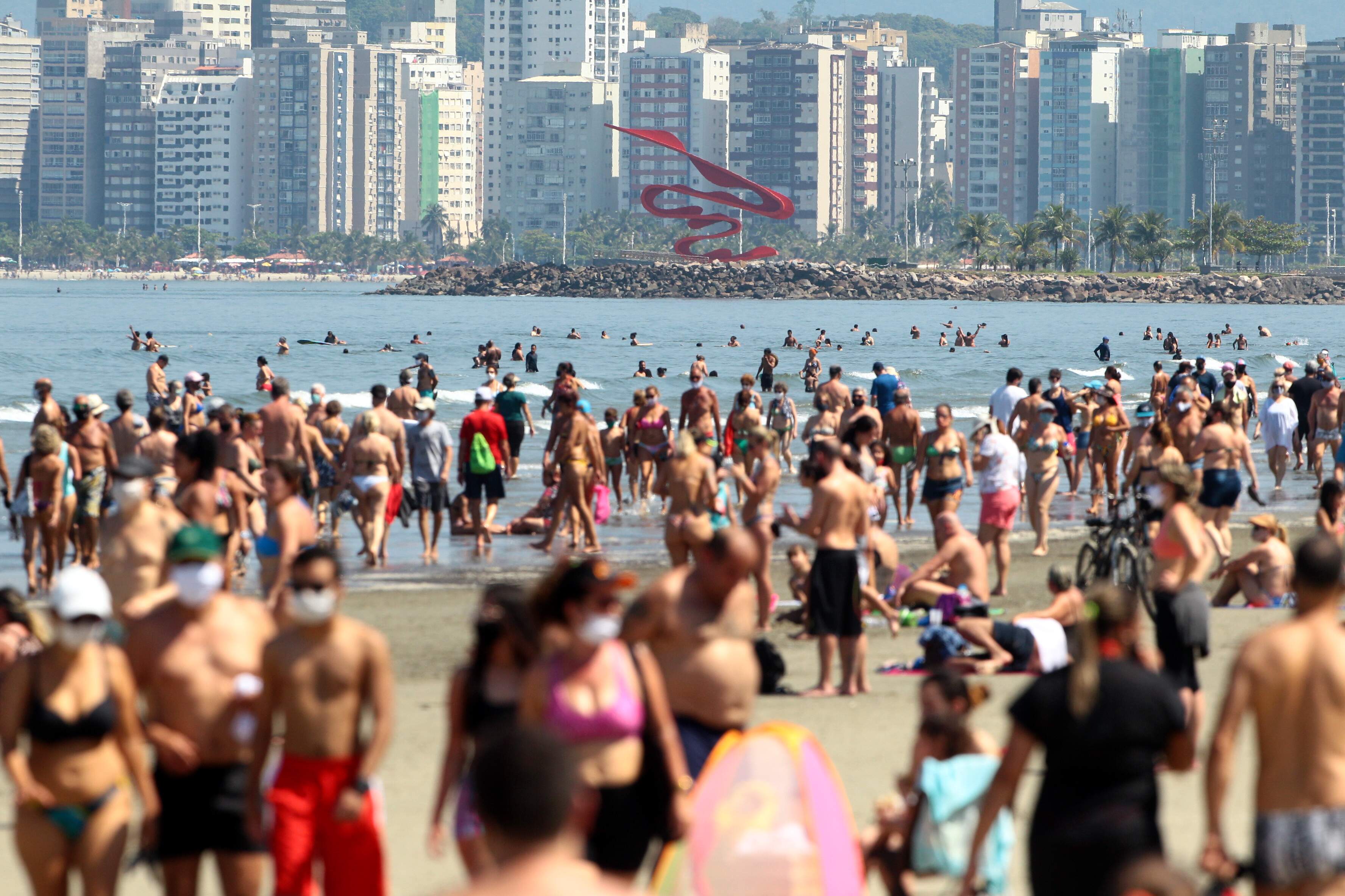 Multidão 'ignorou' pandemia e marcou presença nas praias de Santos no domingo 