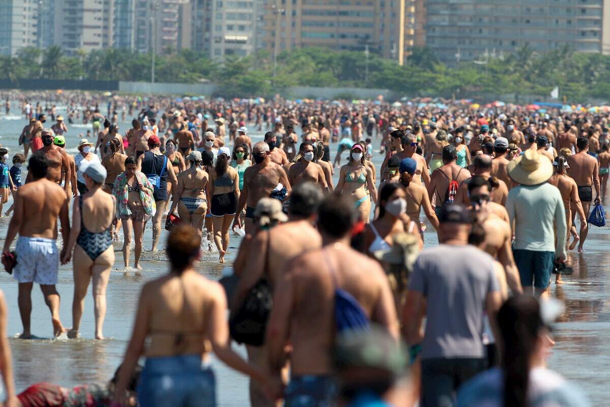 Praia de Santos tomada por banhistas no último domingo (30)