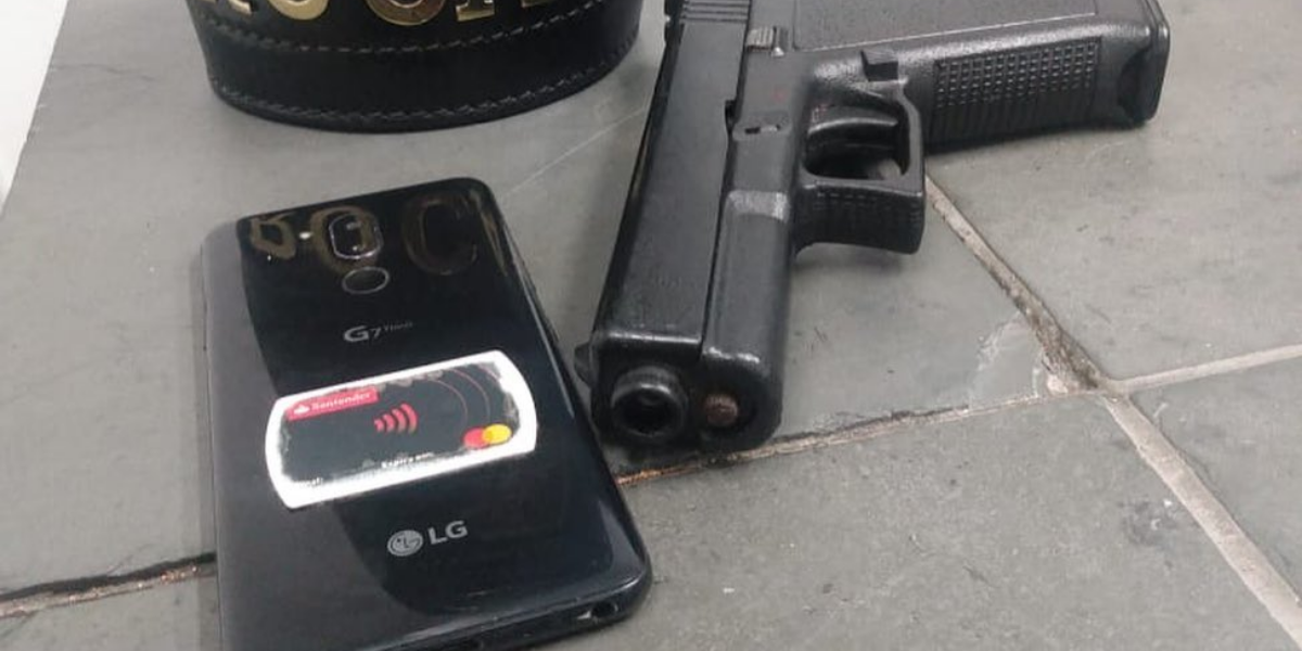 Réplica de pistola e celular apreendidos pela ROCAM