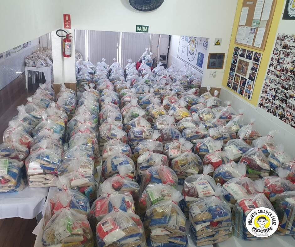Aposentado arrecada 10 toneladas de alimentos para famílias carentes em Praia Grande