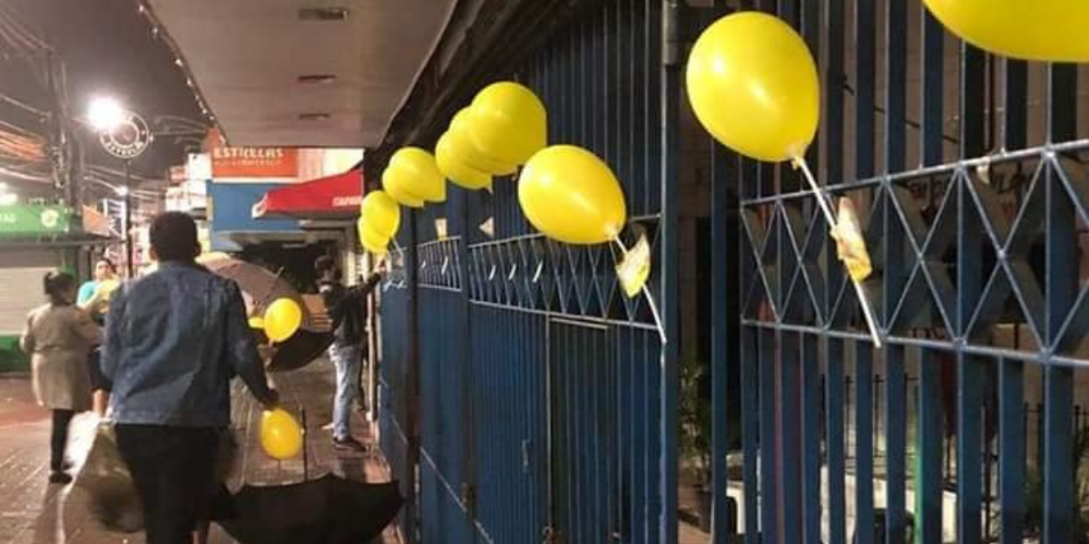 Avenida de Cubatão é enfeitada com balões e mensagens de amor em ação do Setembro Amarelo