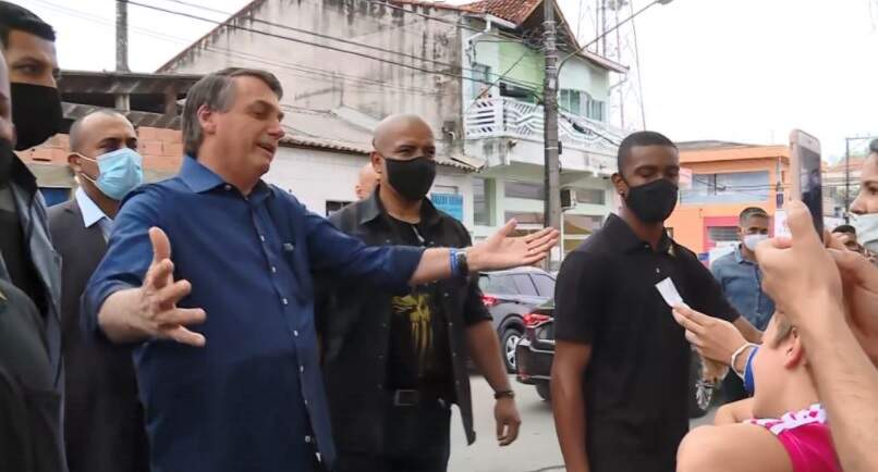 Bolsonaro 'zomba' do coronavírus ao pedir para criança tirar máscara no Vale do Ribeira 