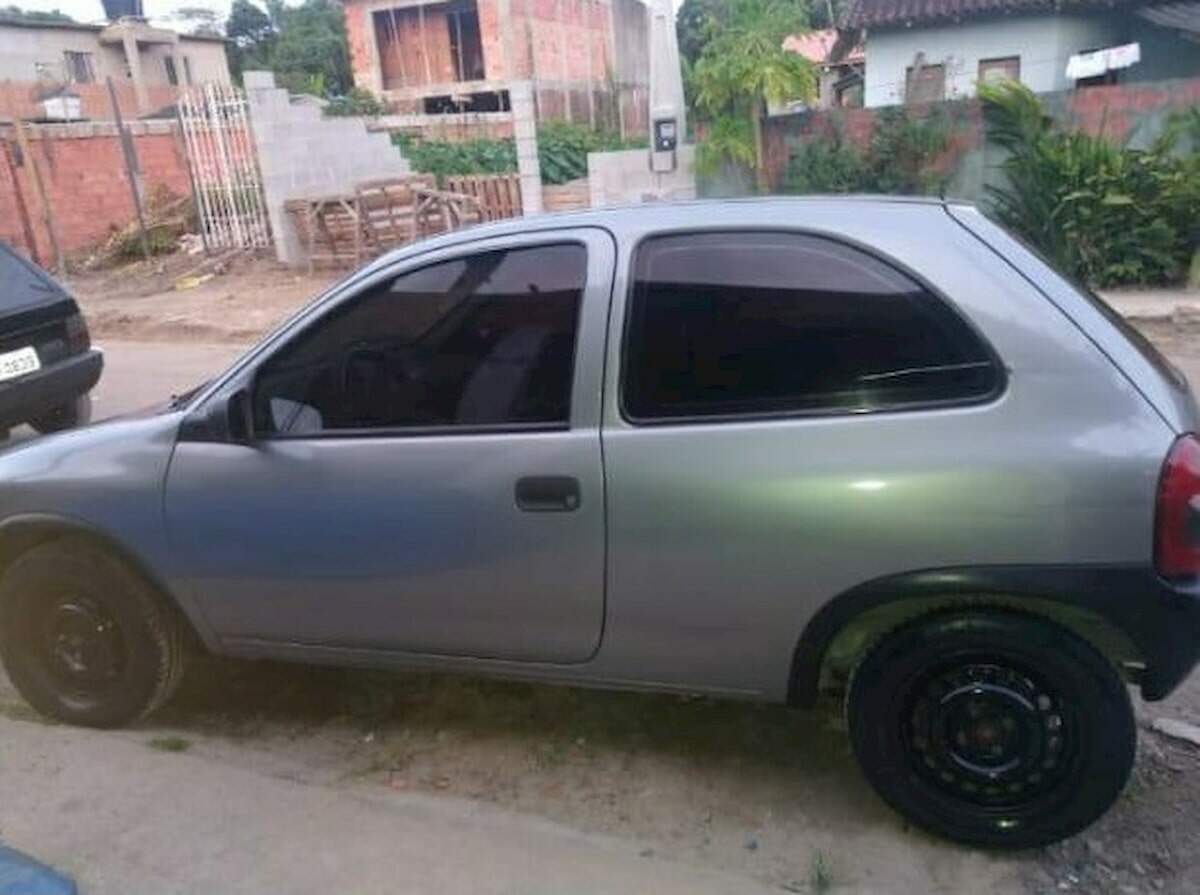 Veículo Corsa prata foi furtado em Bertioga