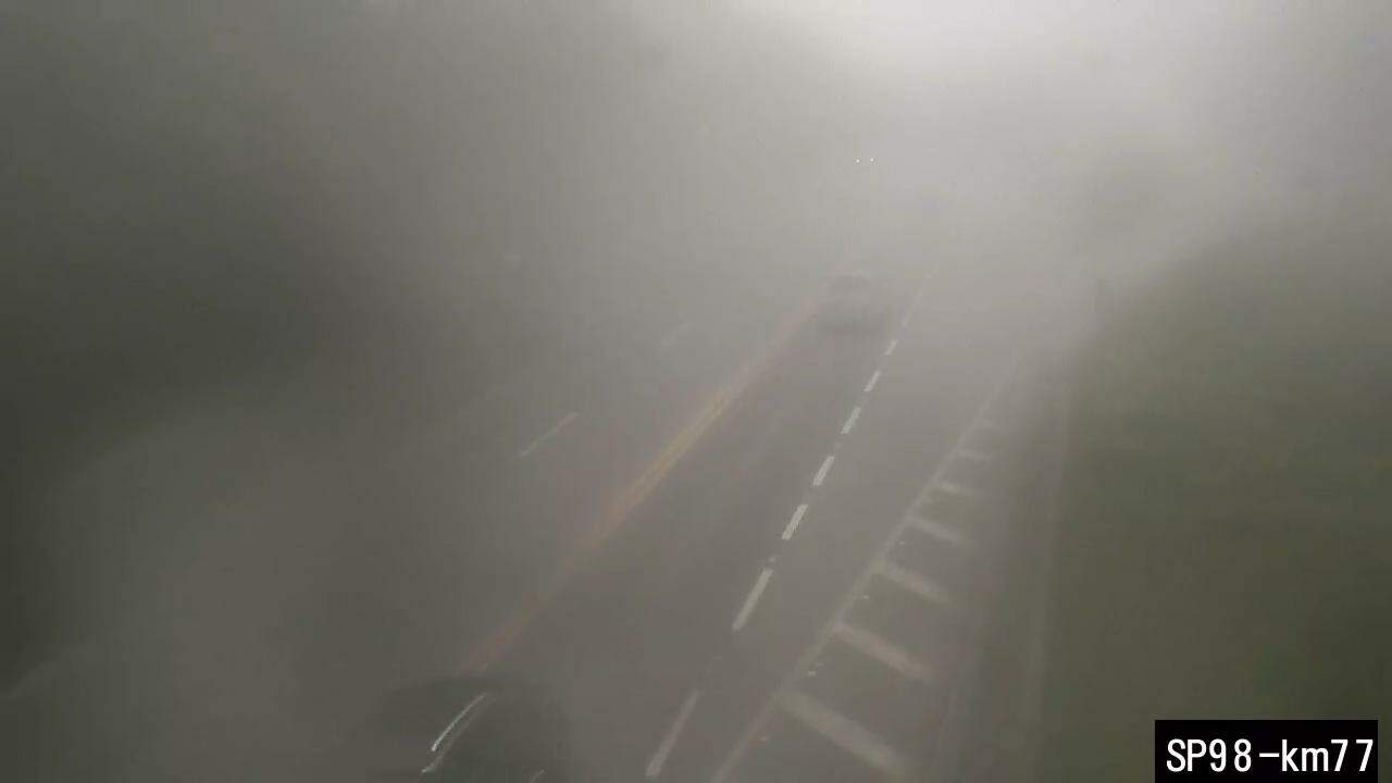 Trecho de planalto da rodovia, no km 77, teve neblina nesta sexta-feira (4) 
