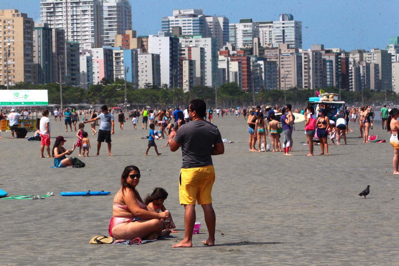 Famílias que ficaram na faixa de areia foram orientadas por fiscalização da Prefeitura de Santos 
