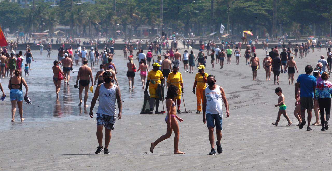 Centenas de pessoas foram à praia em Santos neste sábado (5) 