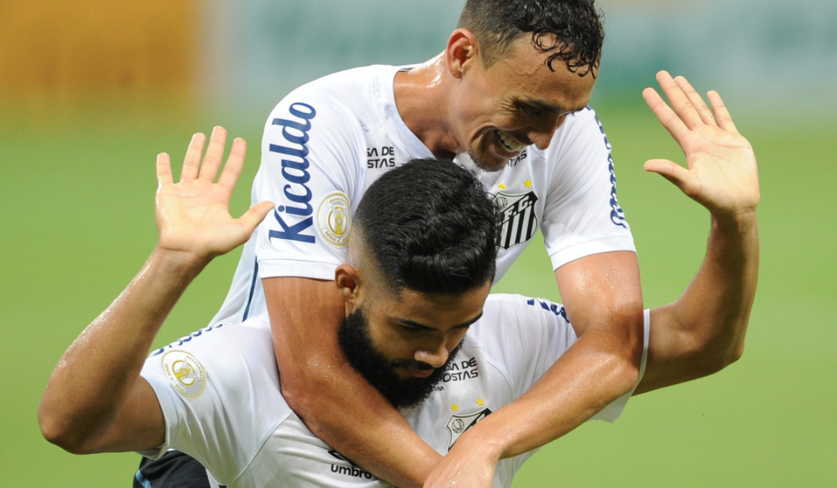 Em jogo de 5 expulsões, Santos joga mal, mas vence Ceará e reage no Brasileirão