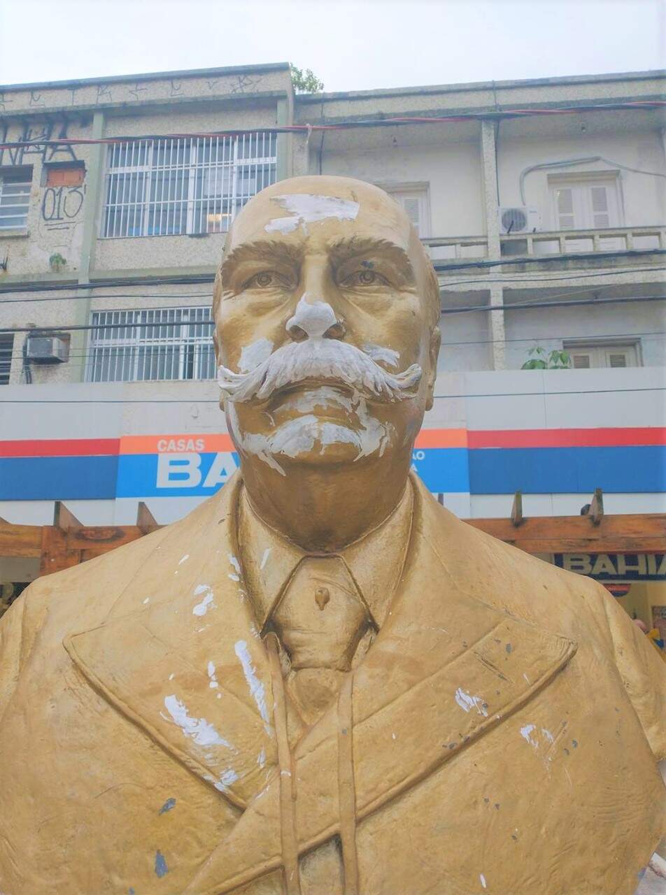 Busto do Barão de Rio Branco foi depredado no Centro de São Vicente 