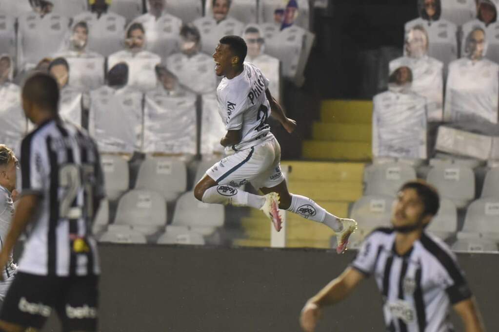 Arthur Gomes comemora gol contra o Atlético-MG