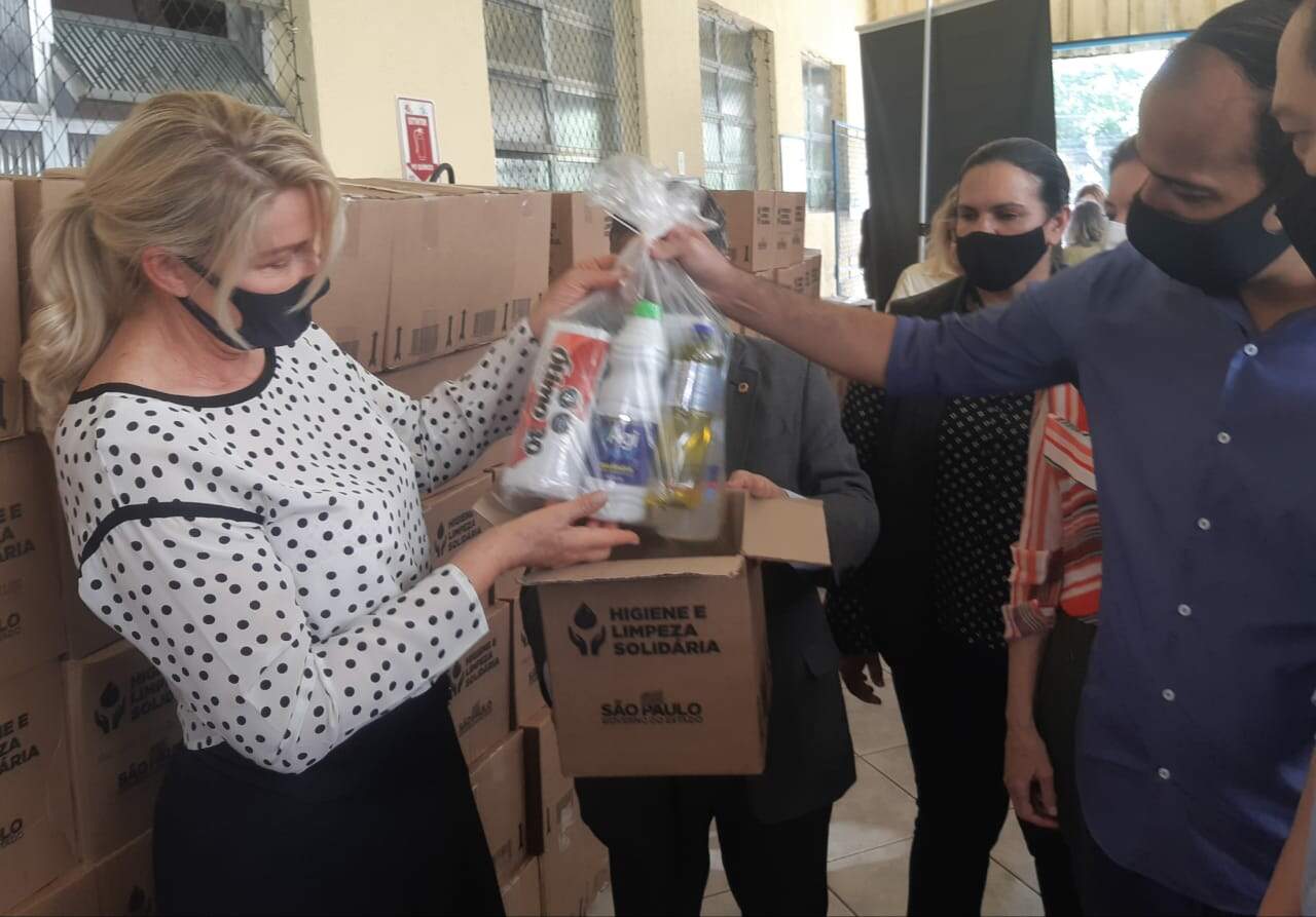 Primeira dama do Estado esteve em Santos para entregar donativas para entidades da região