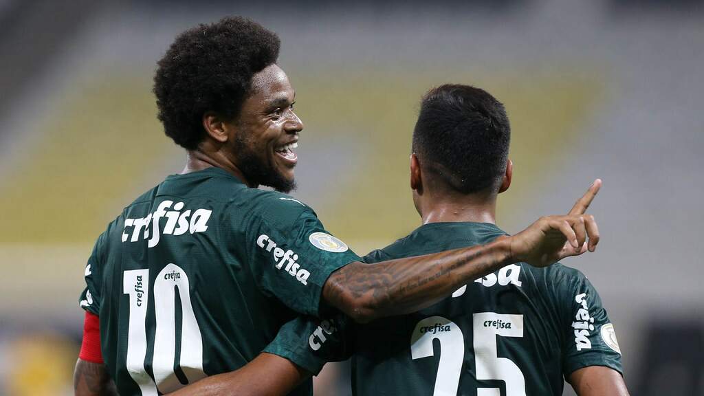 Luiz Adriano comemora gol de pênalti contra o Corinthians