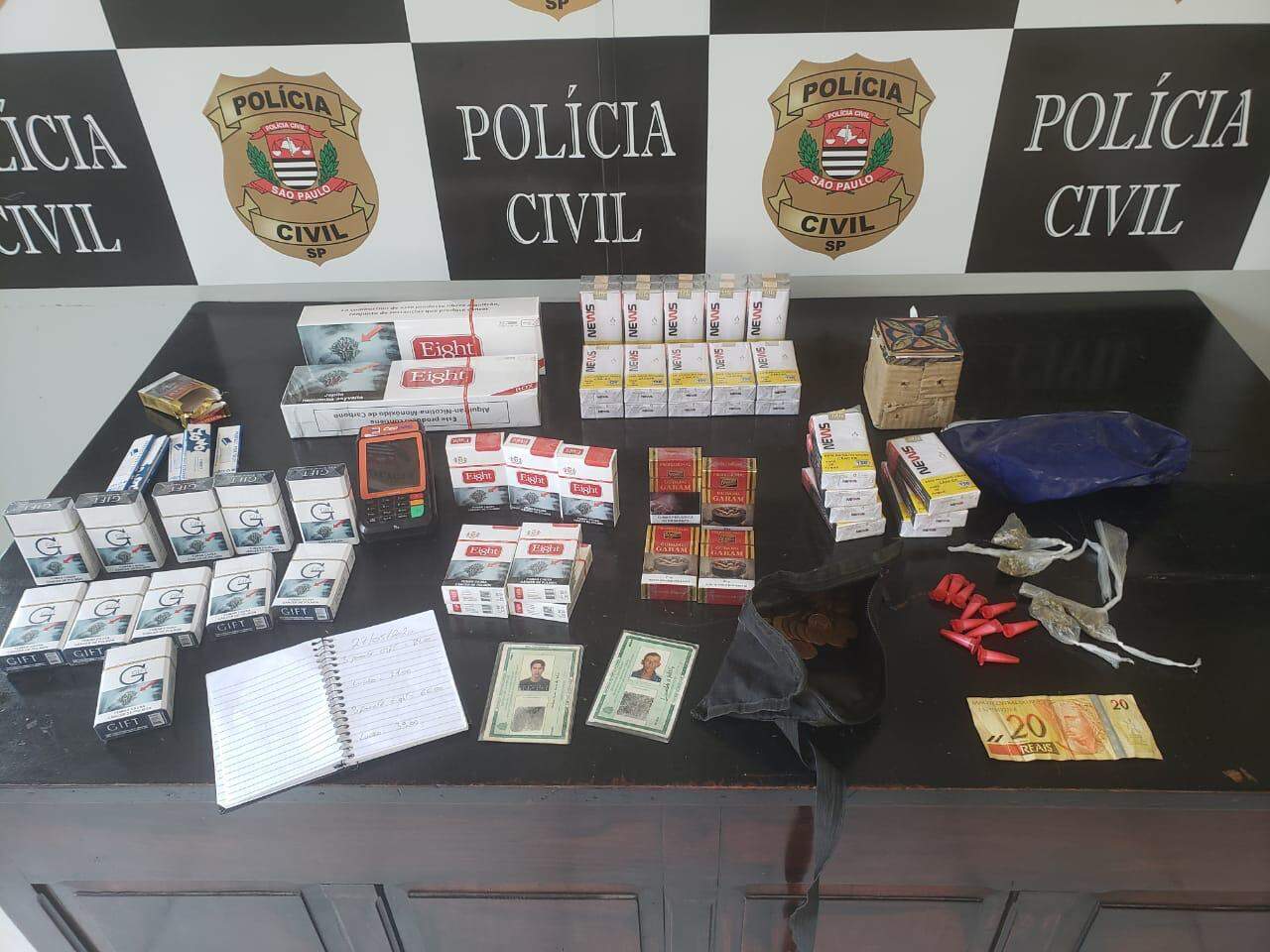 Documentos, cigarros estrangeiros e dinheiro foram apreendidos pelos policiais