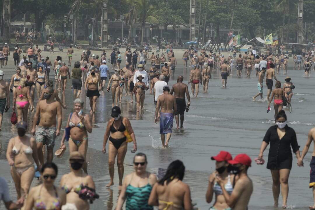 Aglomeração em praias de Santos 